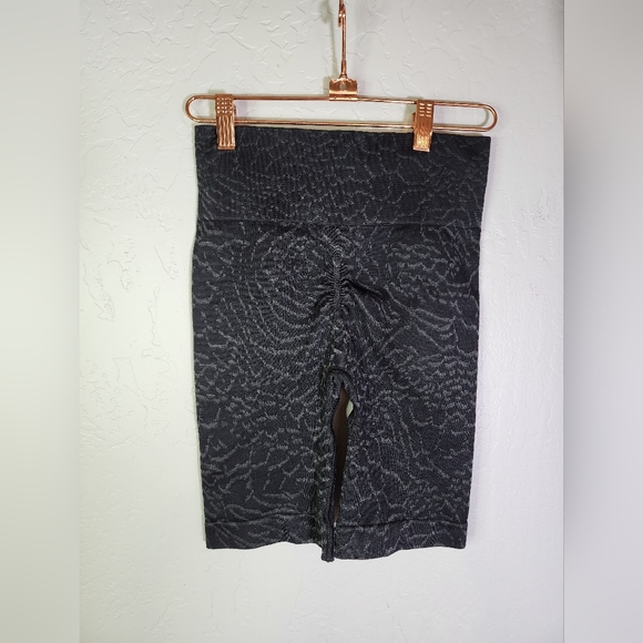 Gymshark Black Animal Print Seamless Adapt Shorts Size Small - Picture 3 of 7